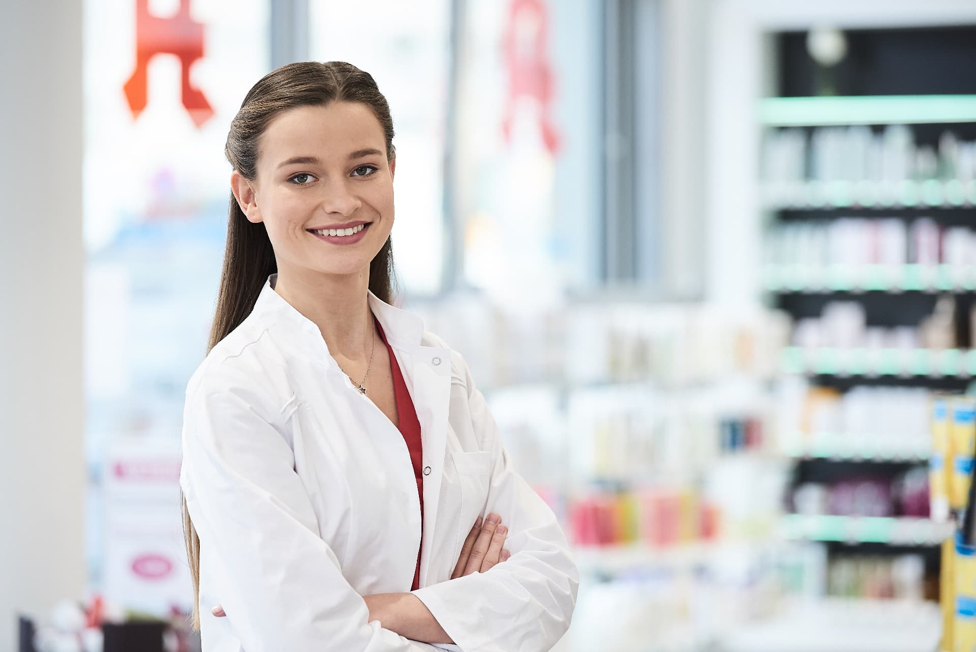 PTA im weißen Kittel in einer Apotheke
